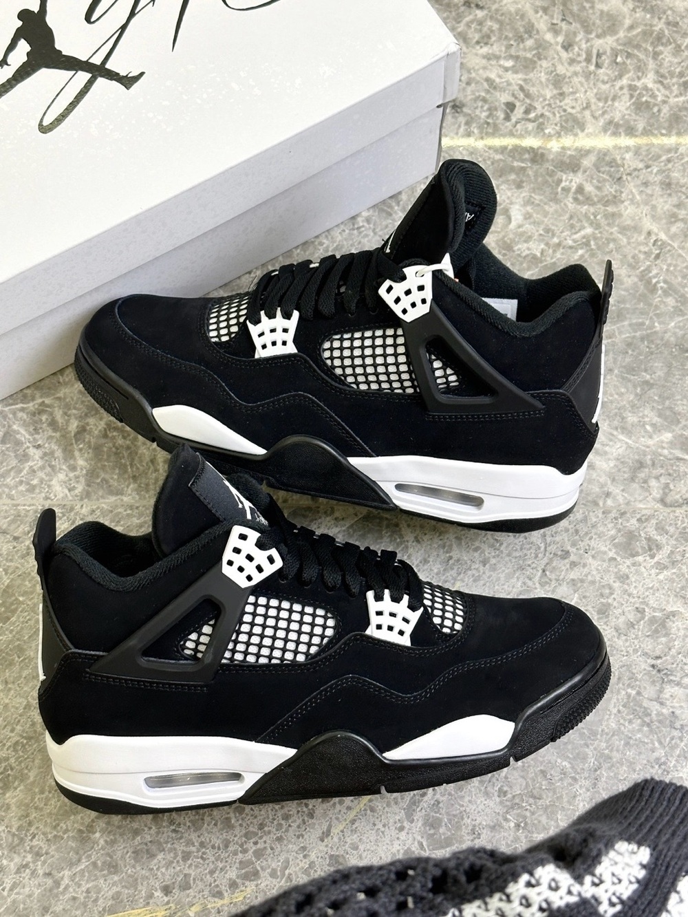Air Jordan 4 Retro White Thunder -Men's Sleek Sneakers Trainers